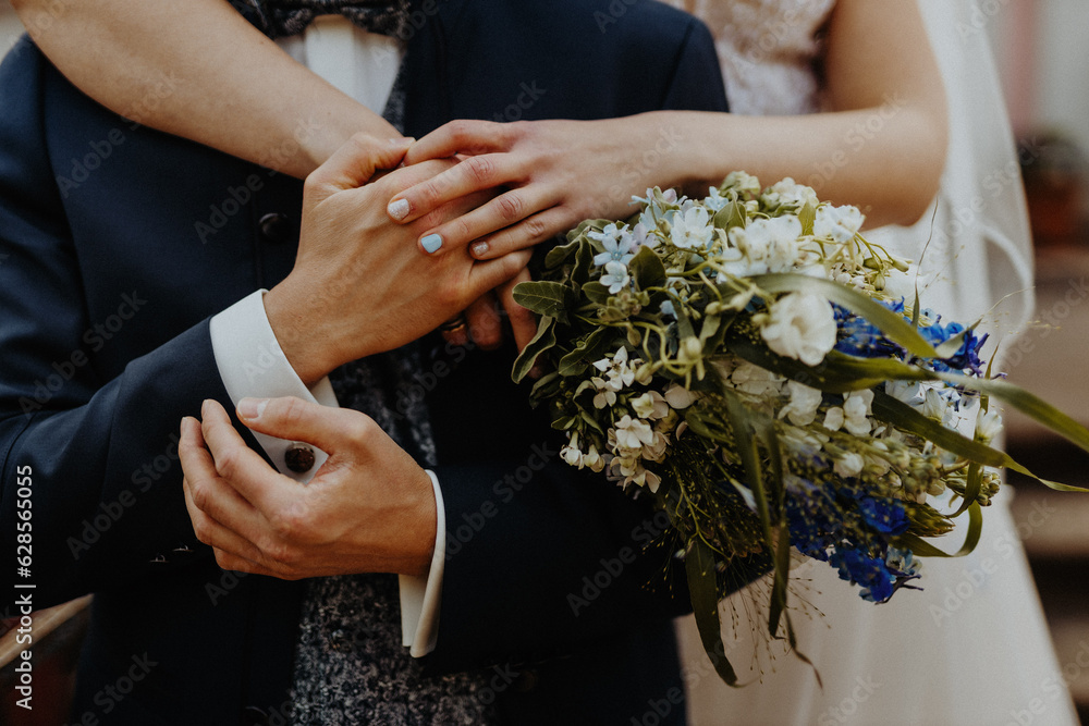 Hochzeit - Brautpaar mit Blumenstrauß Hochzeit - Brautpaar mit Blumenstrauß