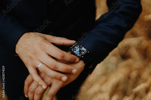 Hochzeit - Bräutigam mit Armbanduhr