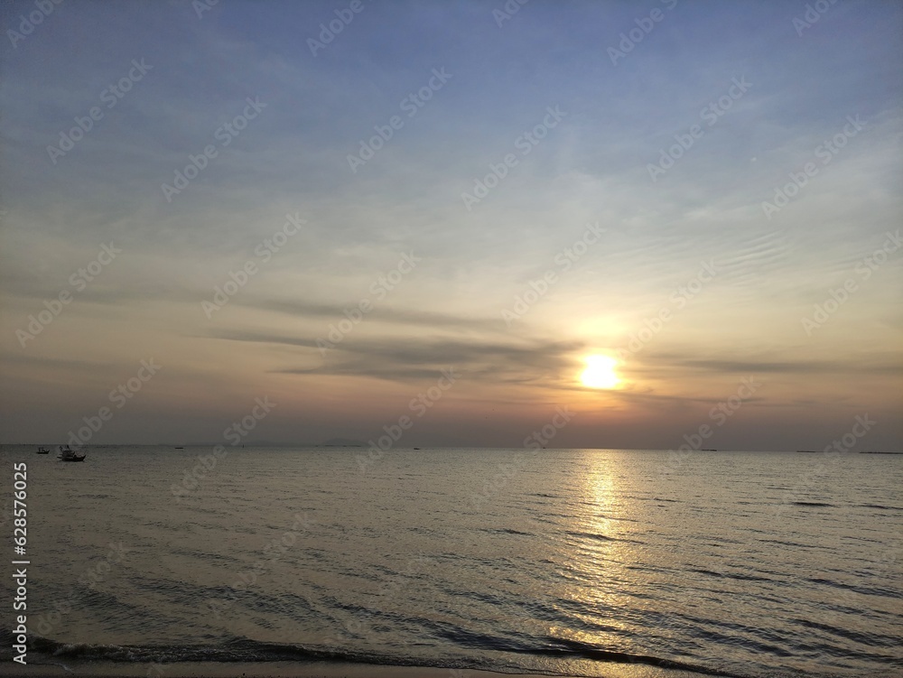 Fototapeta premium Sunset at Bangsaen sea Thailand on a clear day