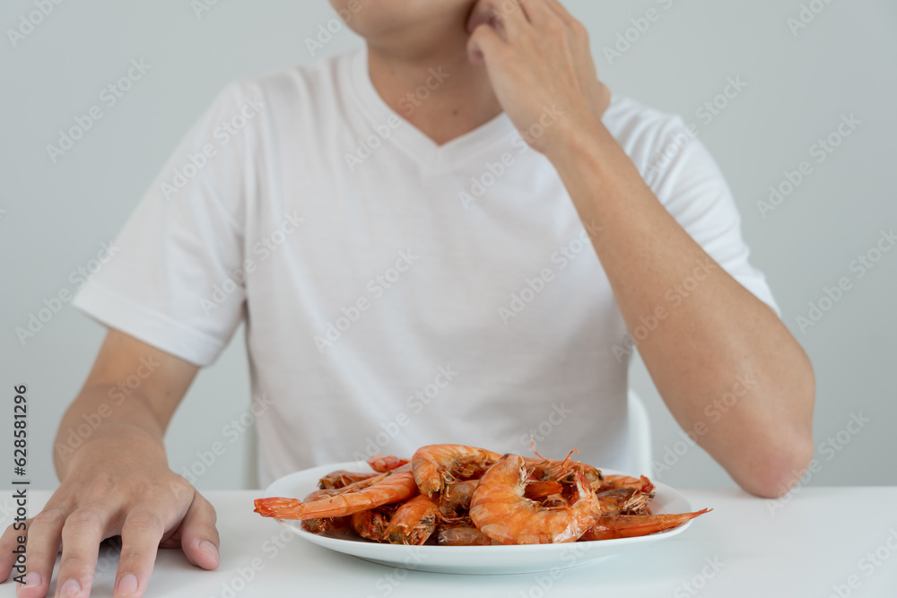 food allergies, women have reactions itching and redness after eating shrimp, seafood allergy, itching, rash, abdominal pain, diarrhea, chest tightness, unconsciousness, death, severe avoid allergies food allergies, women have reactions itching and redness after eating shrimp, seafood allergy, itching, rash, abdominal pain, diarrhea, chest tightness, unconsciousness, death, severe avoid allergies