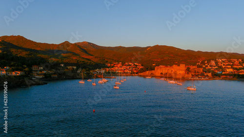 Le port de Collioure et l'alignement des bateaux au lever du jour