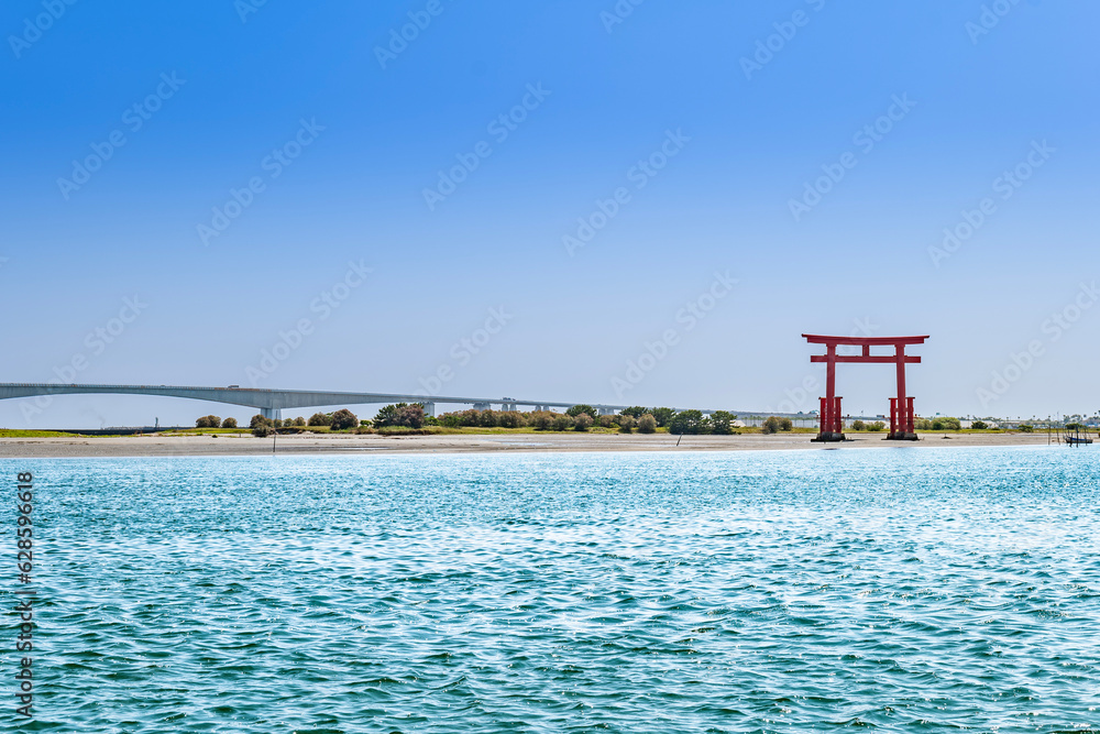 静岡県浜松市の浜名湖にある弁天島の赤い鳥居と国道一号線浜名バイパス