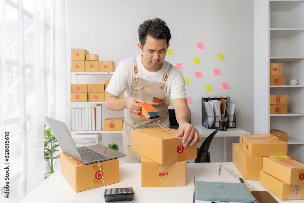 Start SME, small business entrepreneurs, SMEs of freelancers. Close-up shots of Asian women using smart phones and laptops with boxes. Online Marketing and SME Delivery Ideas. Start SME, small business entrepreneurs, SMEs of freelancers. Close-up shots of Asian women using smart phones and laptops with boxes. Online Marketing and SME Delivery Ideas.