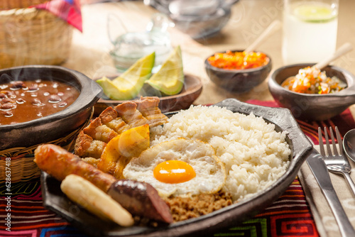 Bandeja Paisa Plato típico de, frijoles, arroz, chorizo, morcilla, huevo frito, chicharrón