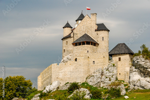 odrestaurowany średniowieczny kamienny zamek w Bobolicach 