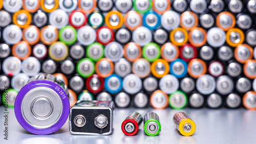  zużyte baterie różnego rodzaju przeznaczone do recyklingu © piotr