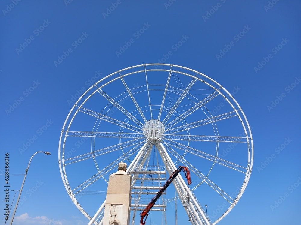 Montaggio di una ruota panoramica. Bari, Italia