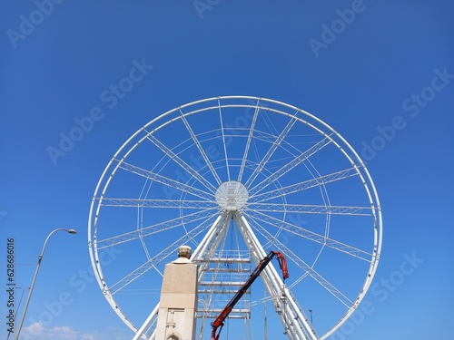 Montaggio di una ruota panoramica. Bari, Italia photo