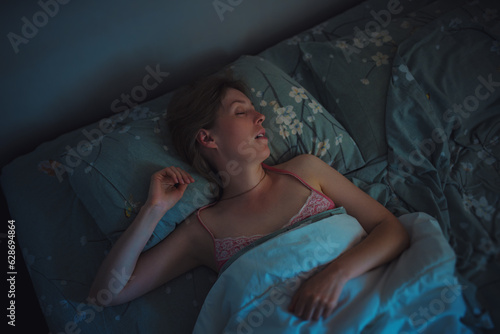 Fotografía Young beautiful woman sleeping in bed at early morning