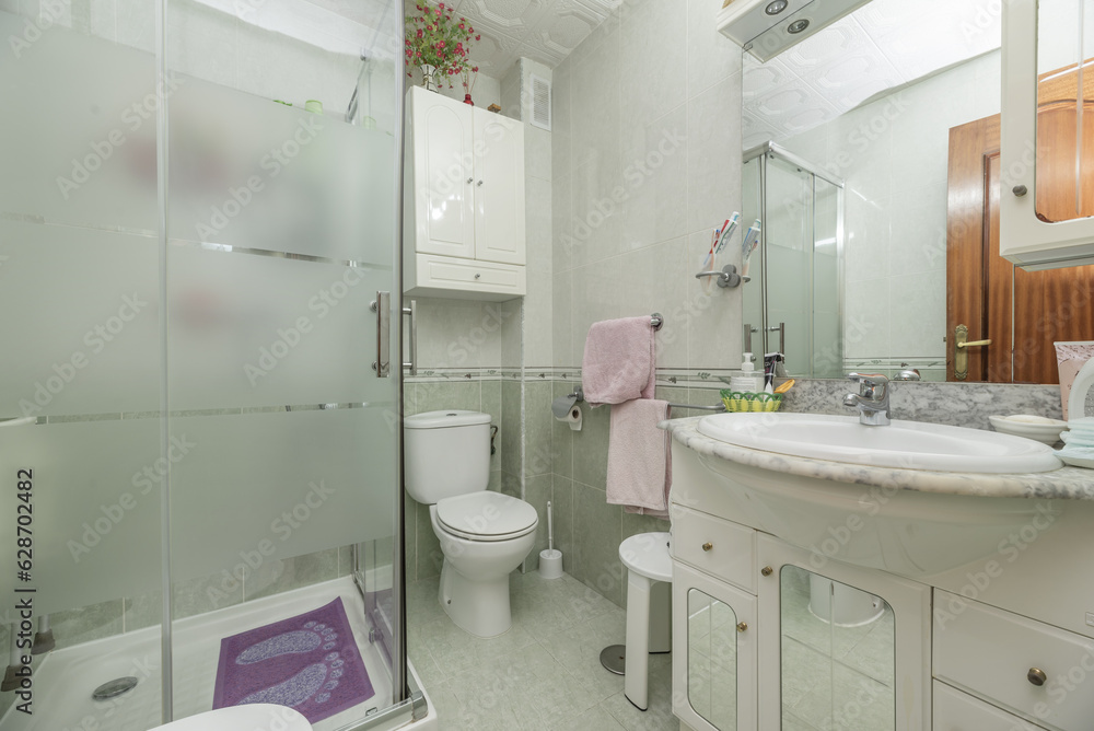 Conventional bathroom complete with sink cabinet Conventional bathroom complete with sink cabinet