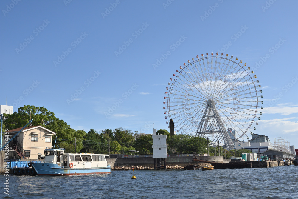 大阪港の観覧車と渡し舟