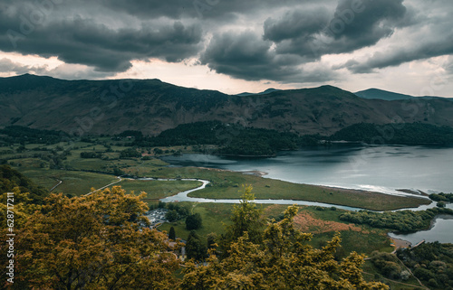 Foto The scene of a curved stream flowing to the Derwent Water Lake in Lake district