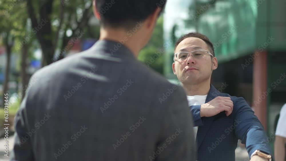 街中で話し合う2人の男性