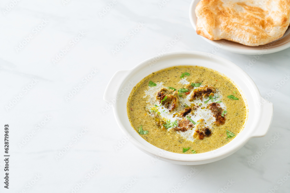 Afghani chicken in green masala curry or Hariyali tikka chicken hara masala with roti or naan bread Afghani chicken in green masala curry or Hariyali tikka chicken hara masala with roti or naan bread