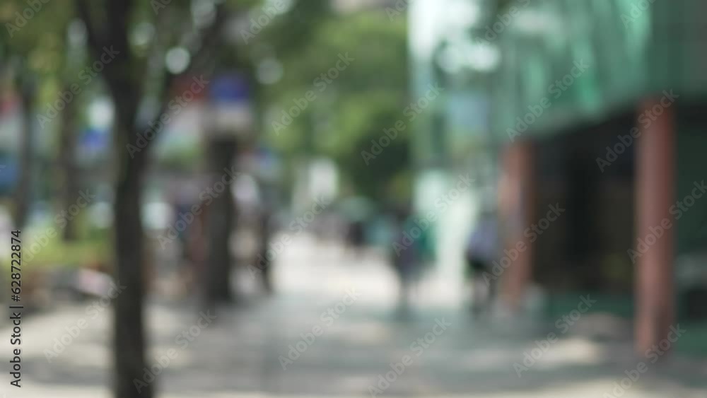 街中を話しながら歩いていく男性 街中を話しながら歩いていく男性