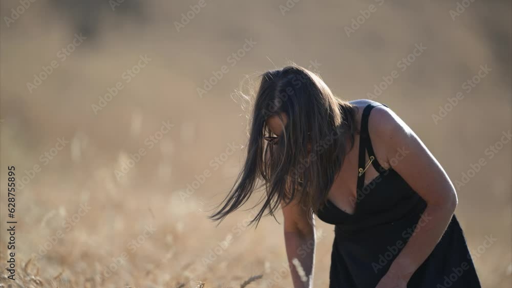 Bella Donna posa nel campo di grano con abito estivo video in 8K Bella Donna posa nel campo di grano con abito estivo video in 8K