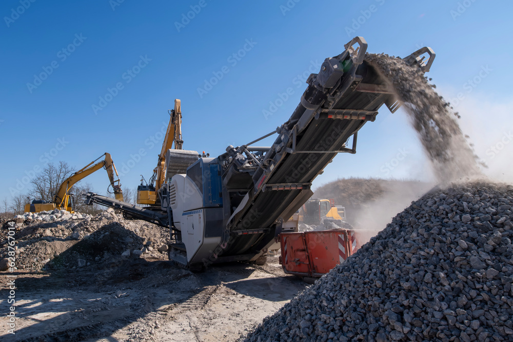 Auf einer Baustelle wird Beton zerkleinert Auf einer Baustelle wird Beton zerkleinert