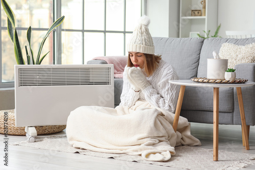 Frozen young woman in winte...
