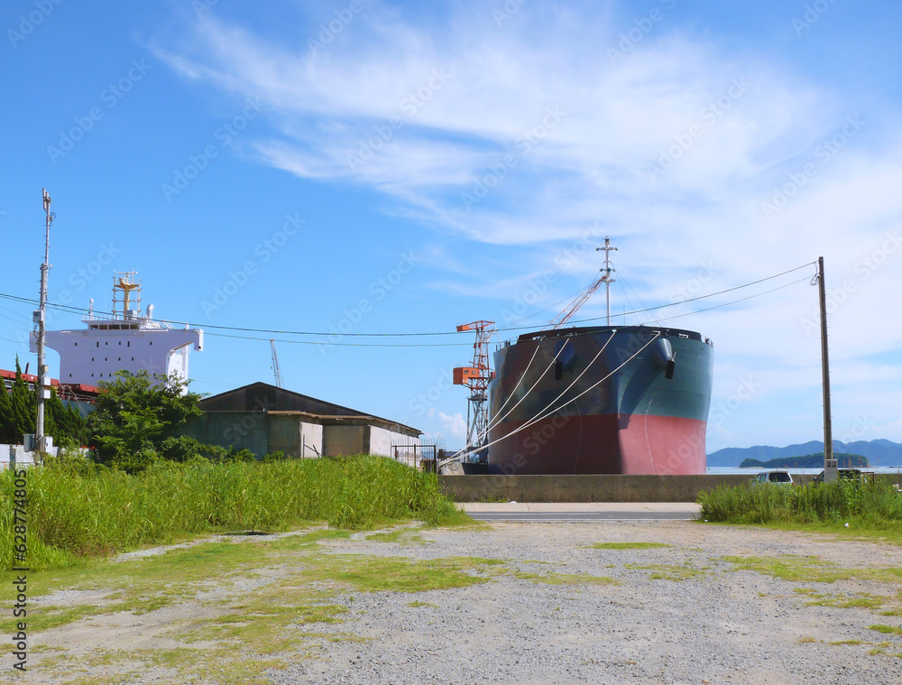 造船所脇の堤防に停泊中のタンカー。
瀬戸内海工業地帯の風景。
