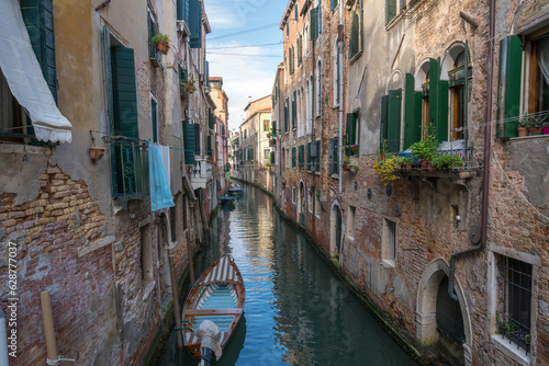 Kanal mit alten Häusern mit grünen Fensterläden in Venedig © Joachim Berninger
