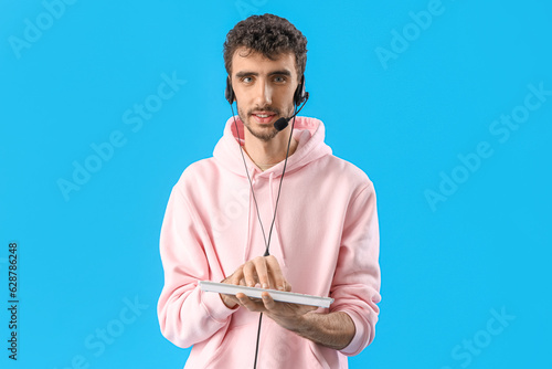 Male technical support agen...