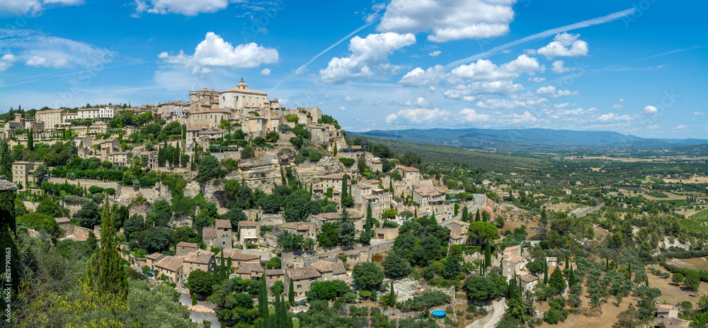Vue panoramique du village de Gordes dans le Luberon.