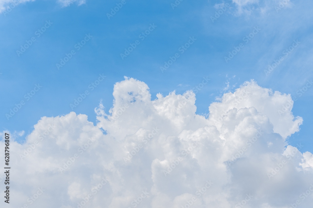 Naklejka premium Blue sky and white clouds in the sky