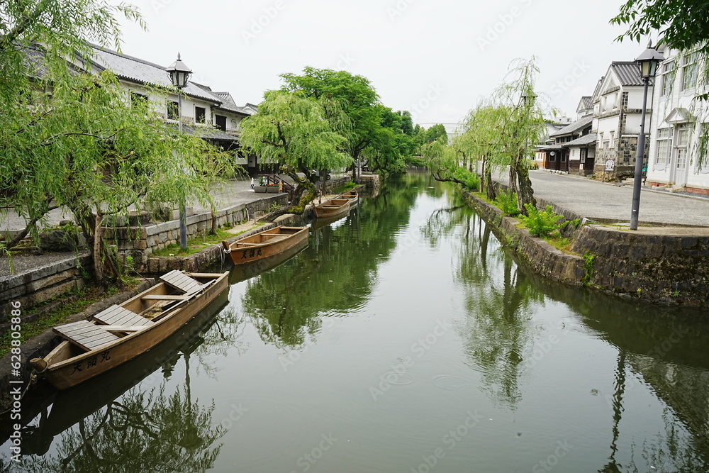 Kurashiki River in Bikan Historical Area, Old Japanese Town in Okayama, Japan - 日本 岡山 倉敷 美観地区 伝統的な街並み 倉敷川