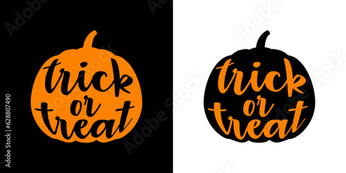 Logo con texto manuscrito trick or treat en silueta de calabaza de Halloween para su uso en invitaciones y tarjetas 