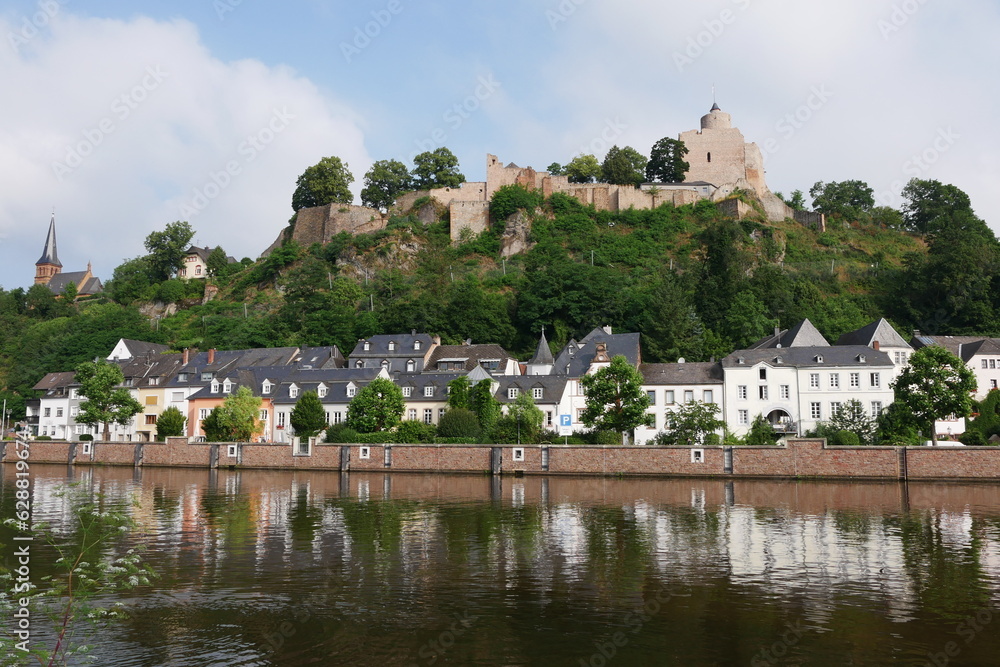 Saar und Burg Saarburg Wasserspiegelung