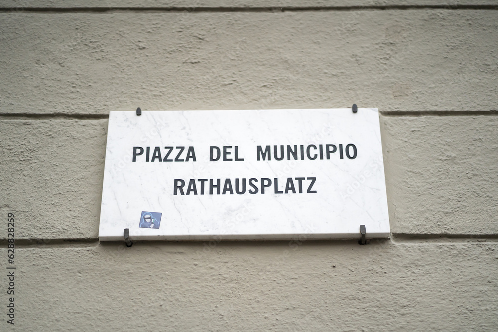Φωτογραφία Piazza del Municipio Rathausplatz street name sign in Italian and German In Bolz