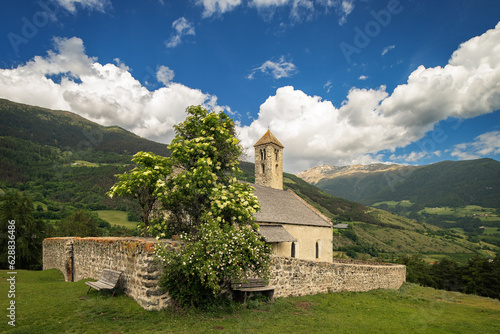 Blick auf St. Veit-Kirche auf dem Tartscher Bichl mit dem Vinschger Sonnenberg im Hintergrund photo