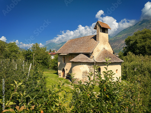 St. Vigilius-Kirche in Morter bei Latsch mit Blick auf Vinschger Sonnenberg photo