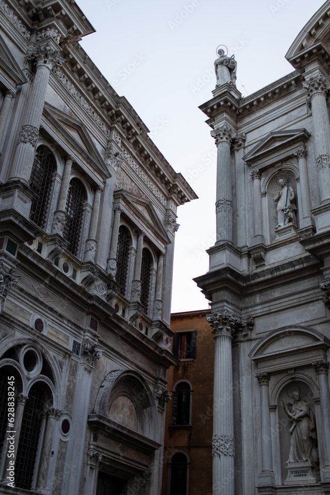 Architektur und Statuen in Venedig