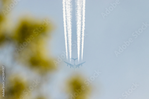 blick auf ein fliegendes flugzeug mit abgasstrahl