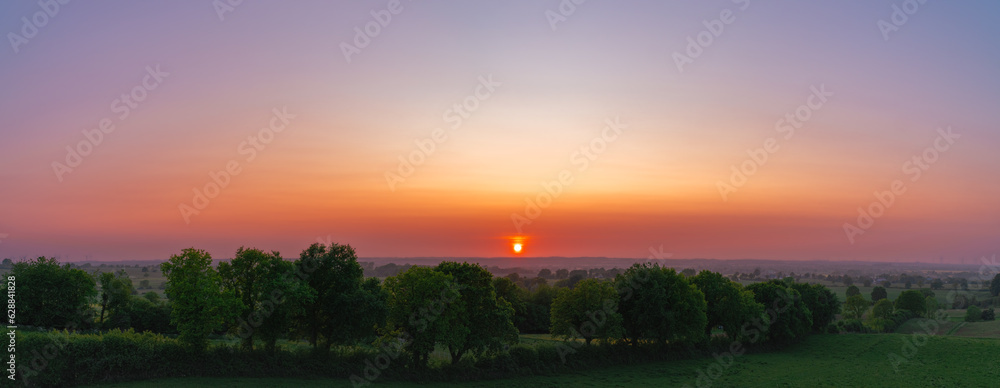 Naklejka premium Grünlandschaft im Sonnenuntergang 