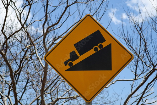 Obraz na płótnie Panneau d'avertissement routier. Pente raide devant.