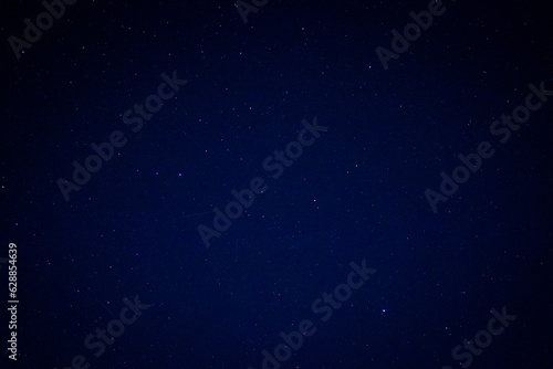 Nachthimmel mit Sternen und teilen der Milchstraße in der Eifel Deutschland
