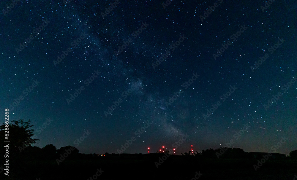 Fototapeta premium Nachthimmel mit Sternen und teilen der Milchstraße in der Eifel Deutschland