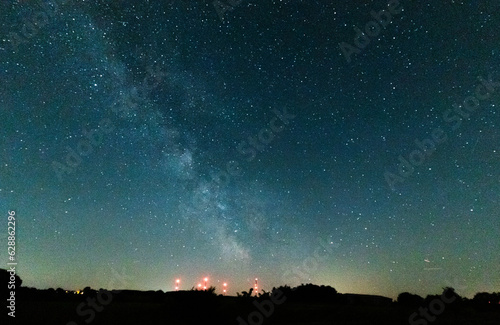 Nachthimmel mit Sternen und teilen der Milchstraße in der Eifel Deutschland