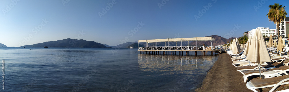 Fototapeta premium restaurant on the pier. morning