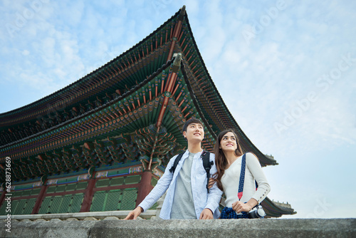 Photography A couple traveling in Korea with a backpack and a camera
