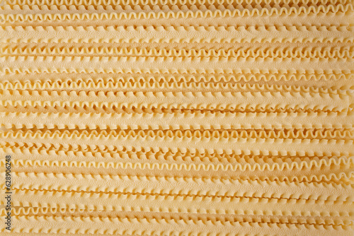 Włoski makaron mafalde wyizolowany na białym tle