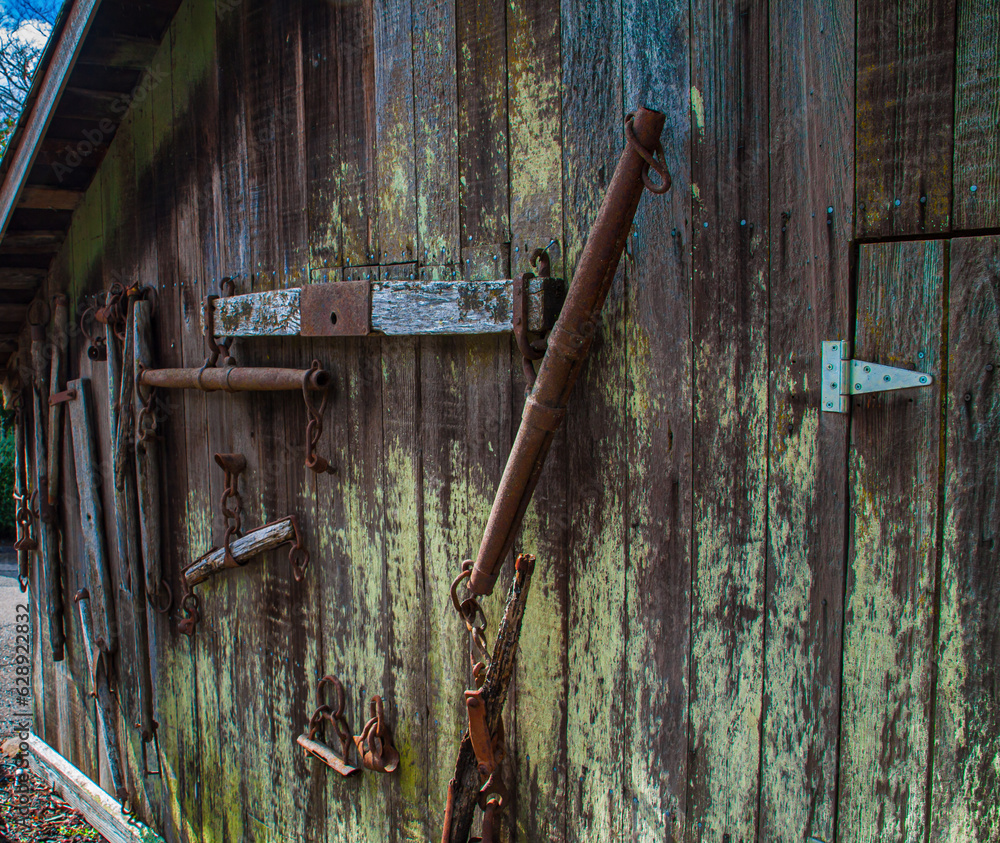 Φωτογραφία Weathered Wooden Barn Door at Winery ,Santa Rosa, California, USA