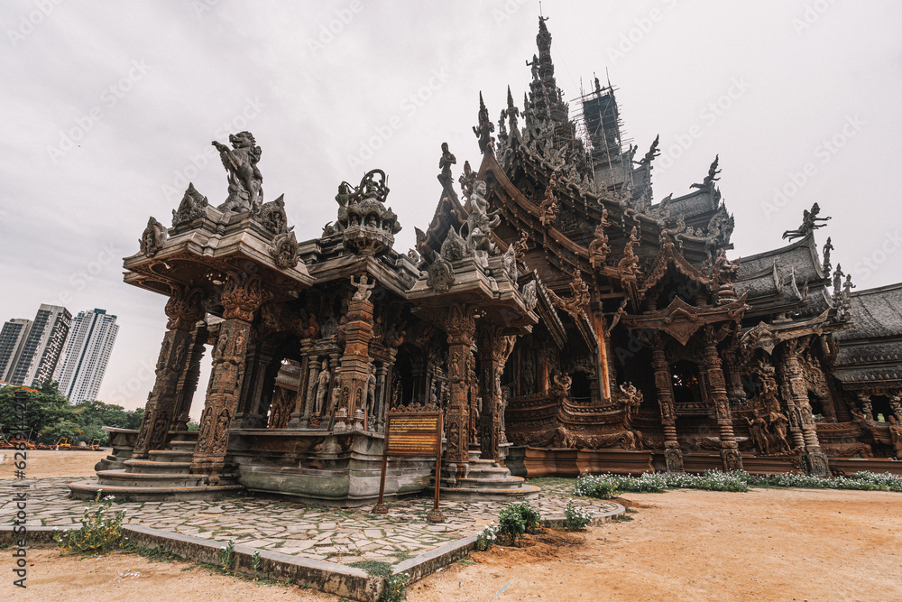 Naklejka premium Sanctuary of Truth, Pattaya, Thailand, wooden temple by the ocean during sunset on beach of Pattaya. Temple of Truth in Thailand
