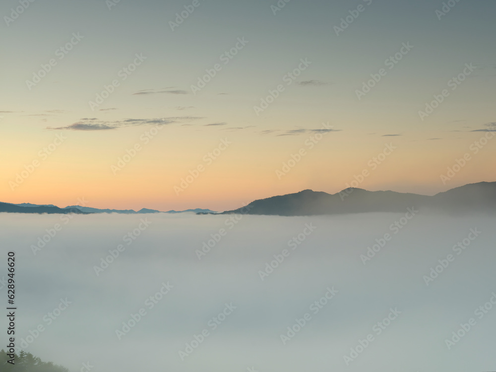 朝焼けの雲海が出ている山の風景