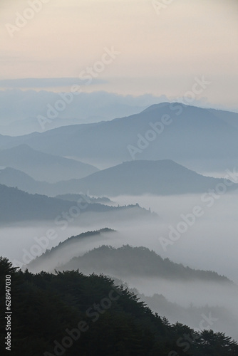 雲海が出ている山の風景