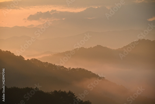 朝焼けの雲海の風景 © bokotosan