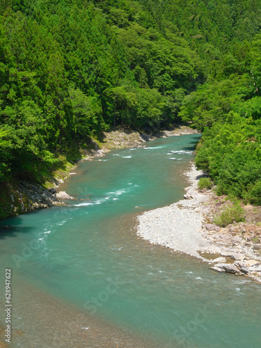 綺麗な色をした川 © bokotosan