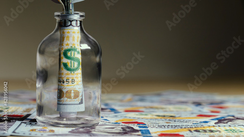 billete de 100 dolares dentro de un frasco de vidrio, sobre mas dolares en la meza, concpeto de ahorros y finanzas photo